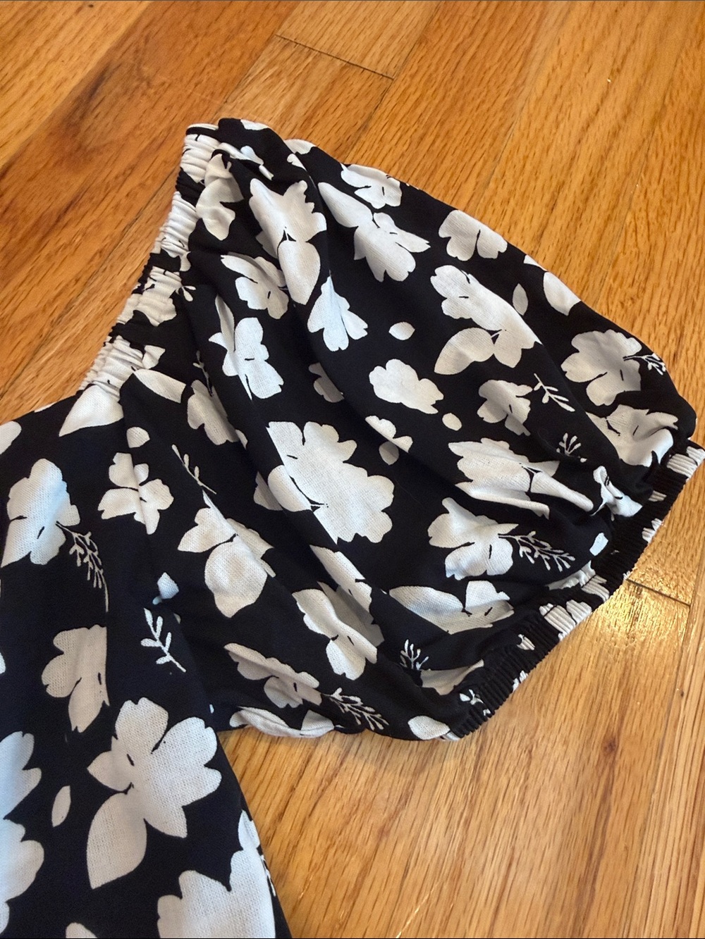 Black Floral Puff-Sleeve Crop Top by NMTNM - Picture 4 of 7